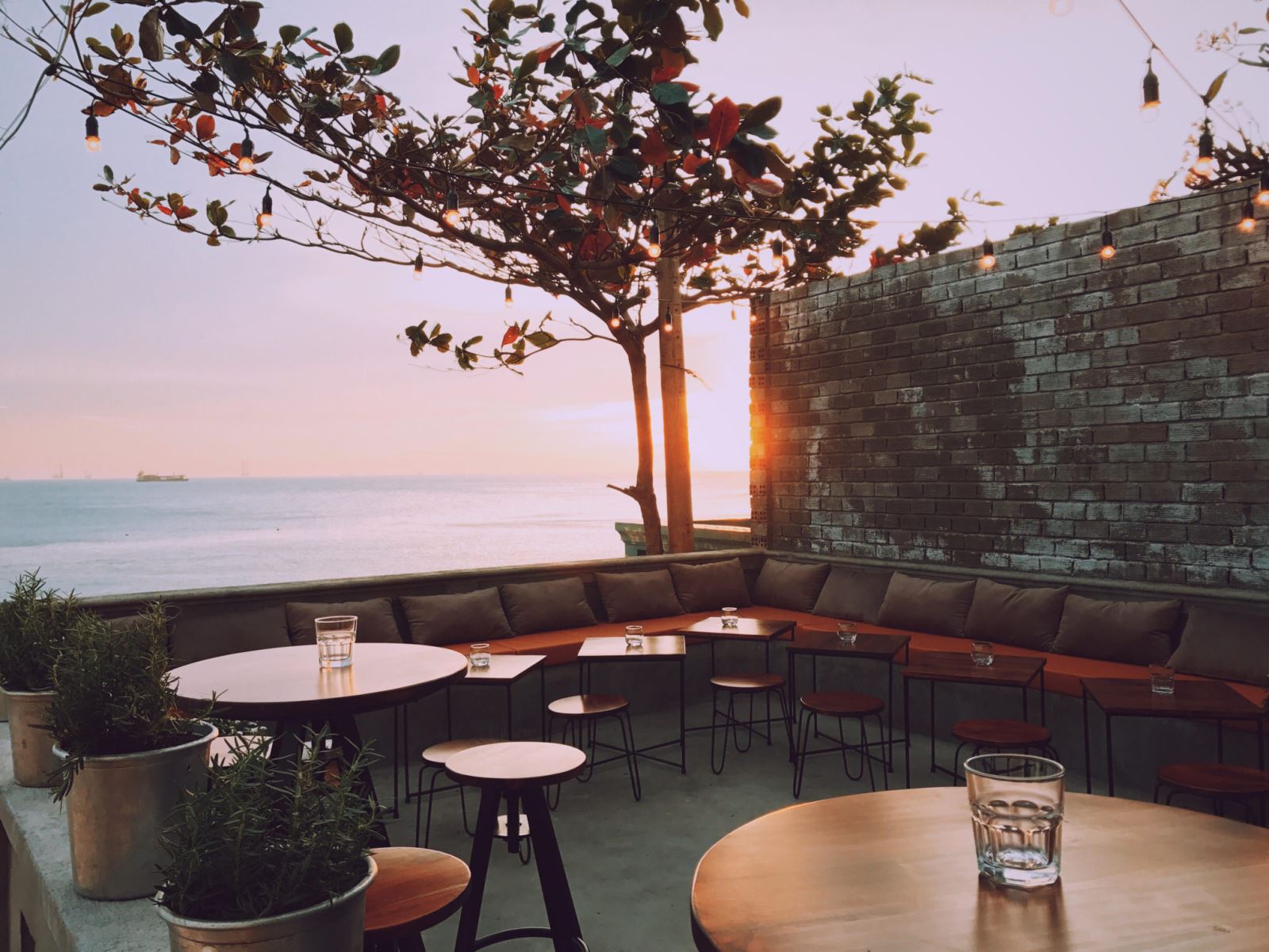 Quán cafe Vũng Tàu – thưởng thức tách cà phê nóng bên cạnh bãi biển cát trắng và cảm nhận gió biển mát lạnh của Vũng Tàu. Nơi đây còn là tổng hợp các đặc sản địa phương phục vụ cho bữa sáng ngon miệng của bạn.